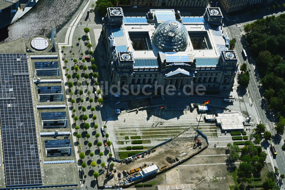 Berlin aus der Vogelperspektive: Baustelle mit Erschließungs - und Aufschüttungs- Arbeiten zum Neubau des Besucherzentrum mit Tunnel- Grabenim Sicherheitsbereich vor dem Parlamentsgebäude des Bundestag - Reichtagsgebäude in Berlin, Deutschland