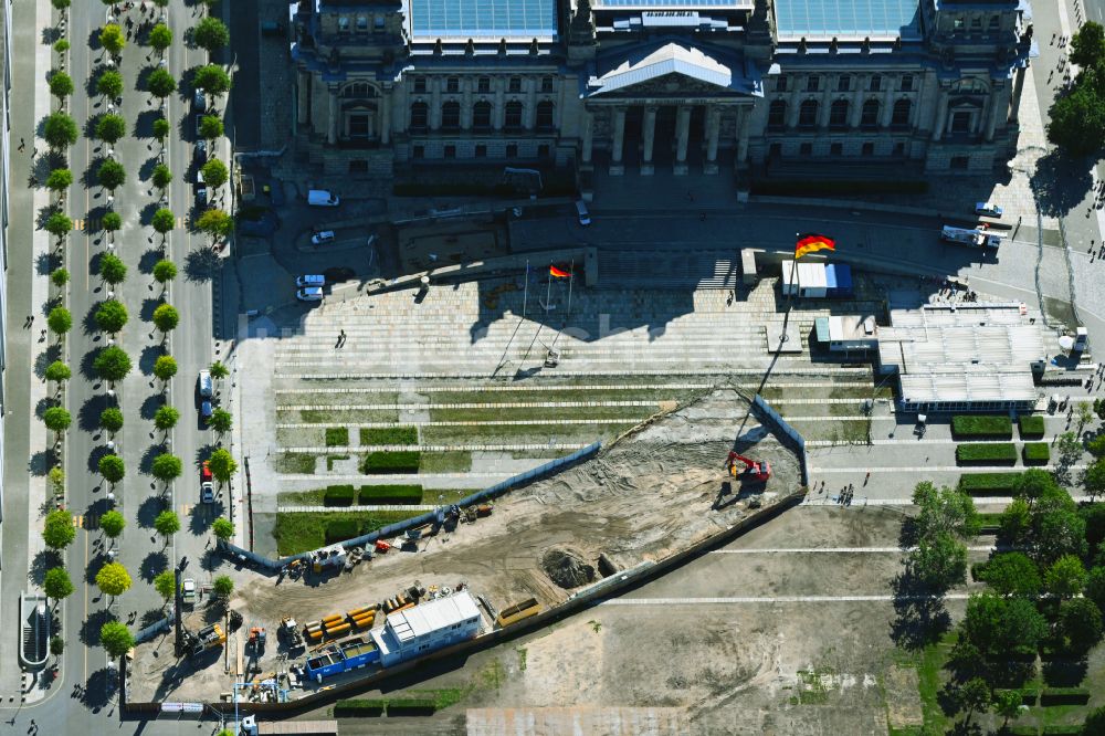 Luftbild Berlin - Baustelle mit Erschließungs - und Aufschüttungs- Arbeiten zum Neubau des Besucherzentrum mit Tunnel- Grabenim Sicherheitsbereich vor dem Parlamentsgebäude des Bundestag - Reichtagsgebäude in Berlin, Deutschland