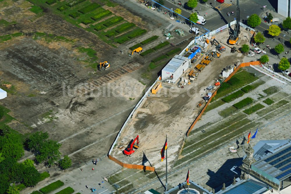 Luftaufnahme Berlin - Baustelle mit Erschließungs - und Aufschüttungs- Arbeiten zum Neubau des Besucherzentrum mit Tunnel- Grabenim Sicherheitsbereich vor dem Parlamentsgebäude des Bundestag - Reichtagsgebäude in Berlin, Deutschland