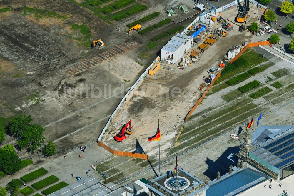 Berlin von oben - Baustelle mit Erschließungs - und Aufschüttungs- Arbeiten zum Neubau des Besucherzentrum mit Tunnel- Grabenim Sicherheitsbereich vor dem Parlamentsgebäude des Bundestag - Reichtagsgebäude in Berlin, Deutschland