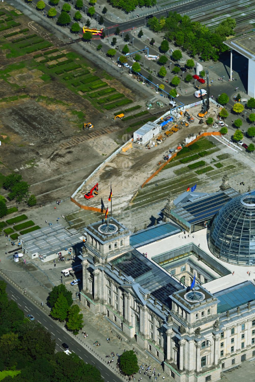 Berlin aus der Vogelperspektive: Baustelle mit Erschließungs - und Aufschüttungs- Arbeiten zum Neubau des Besucherzentrum mit Tunnel- Grabenim Sicherheitsbereich vor dem Parlamentsgebäude des Bundestag - Reichtagsgebäude in Berlin, Deutschland