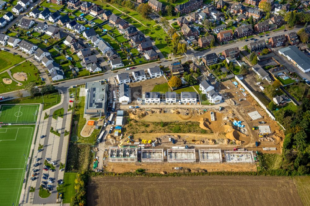 Kamp-Lintfort aus der Vogelperspektive: Baustelle mit Erschließungs - und Aufschüttungs- Arbeiten zum Neubau einer Einfamilienhaus- Siedlung in Kamp-Lintfort im Bundesland Nordrhein-Westfalen, Deutschland