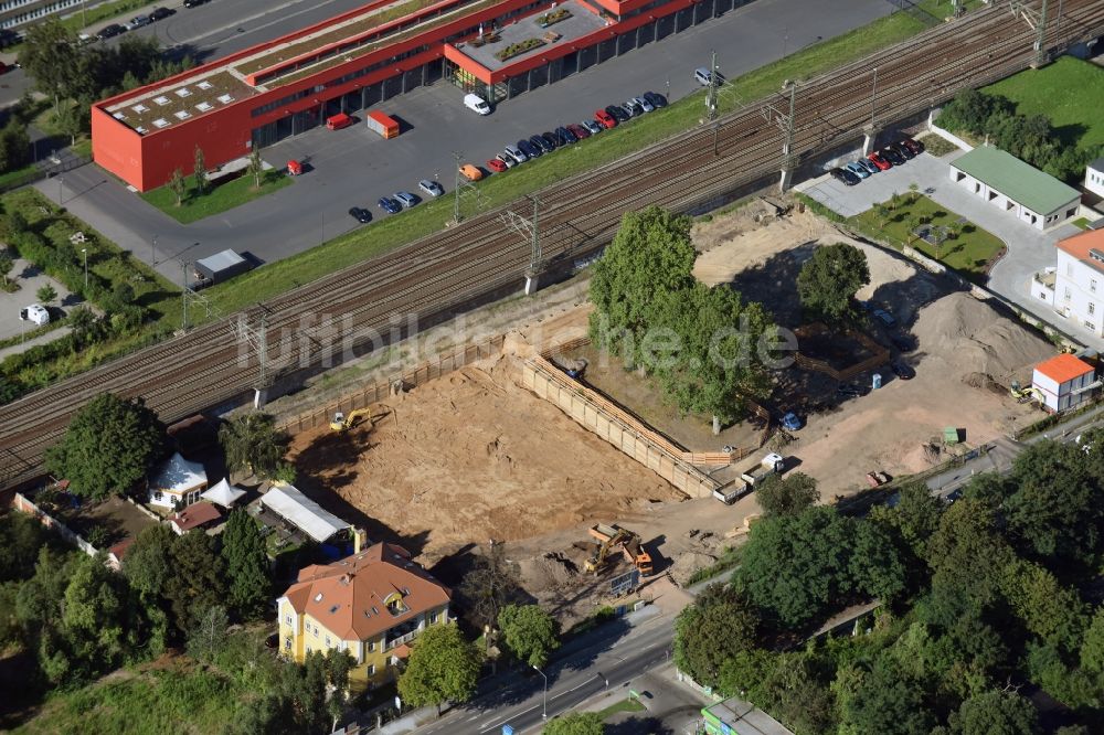 Dresden aus der Vogelperspektive: Baustelle mit Erschließungs - und Aufschüttungs- Arbeiten zum Neubau von Mikro-Appartments in Dresden im Bundesland Sachsen