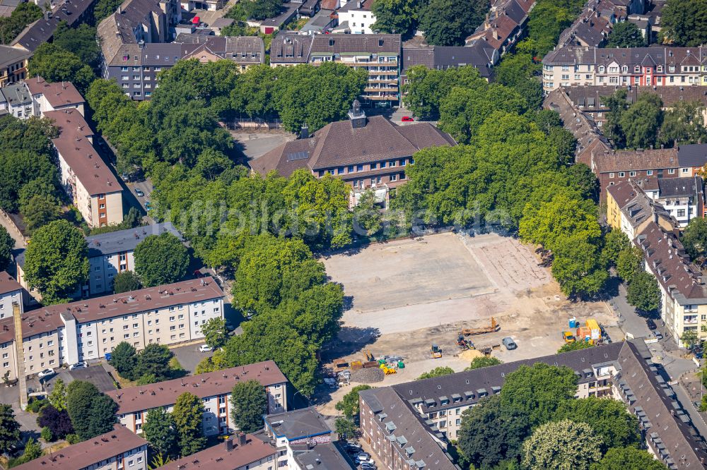 Luftbild Duisburg - Baustelle mit Erschließungs - und Aufschüttungs- Arbeiten zum Umgestalltung des Hochfelder Marktplatzes in Duisburg im Bundesland Nordrhein-Westfalen, Deutschland