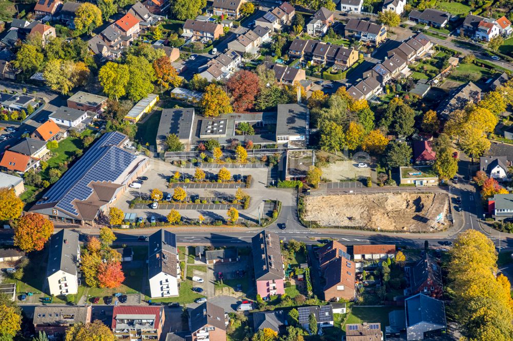 Neukirchen-Vluyn aus der Vogelperspektive: Baustelle mit Erschließungs - und Aufschüttungs- Arbeiten zur Errichtung eines Wohn- und Geschäftshauses in Neukirchen-Vluyn im Bundesland Nordrhein-Westfalen, Deutschland