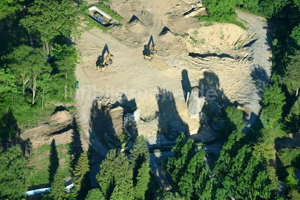 Luftaufnahme Rostock - Baustelle mit Erschließungs - und Aufschüttungs- Arbeiten zur Neuerrichtung des Polarium des Zoo Rostock in Rostock im Bundesland Mecklenburg-Vorpommern, Deutschland