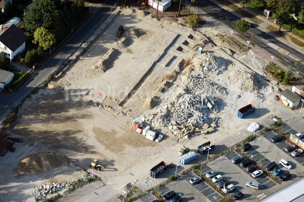 Hohen Neuendorf von oben - Baustelle mit Erschließungs - und Aufschüttungs- Arbeiten zur revitalisierung des Fachmarktzentrums HDZ in Hohen Neuendorf im Bundesland Brandenburg