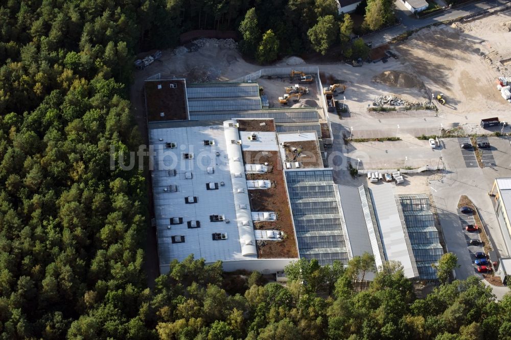 Hohen Neuendorf aus der Vogelperspektive: Baustelle mit Erschließungs - und Aufschüttungs- Arbeiten zur revitalisierung des Fachmarktzentrums HDZ in Hohen Neuendorf im Bundesland Brandenburg