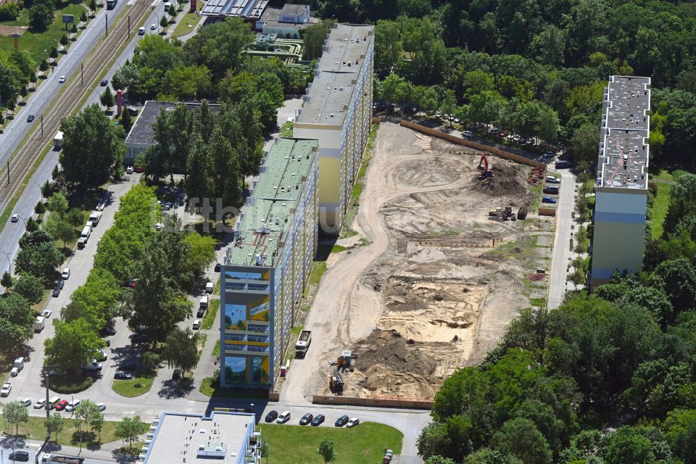 Berlin aus der Vogelperspektive: Baustelle mit Erschließungs-, Grundierungs- und Erdarbeiten mit Aufschüttungen im Ortsteil Friedrichsfelde in Berlin, Deutschland