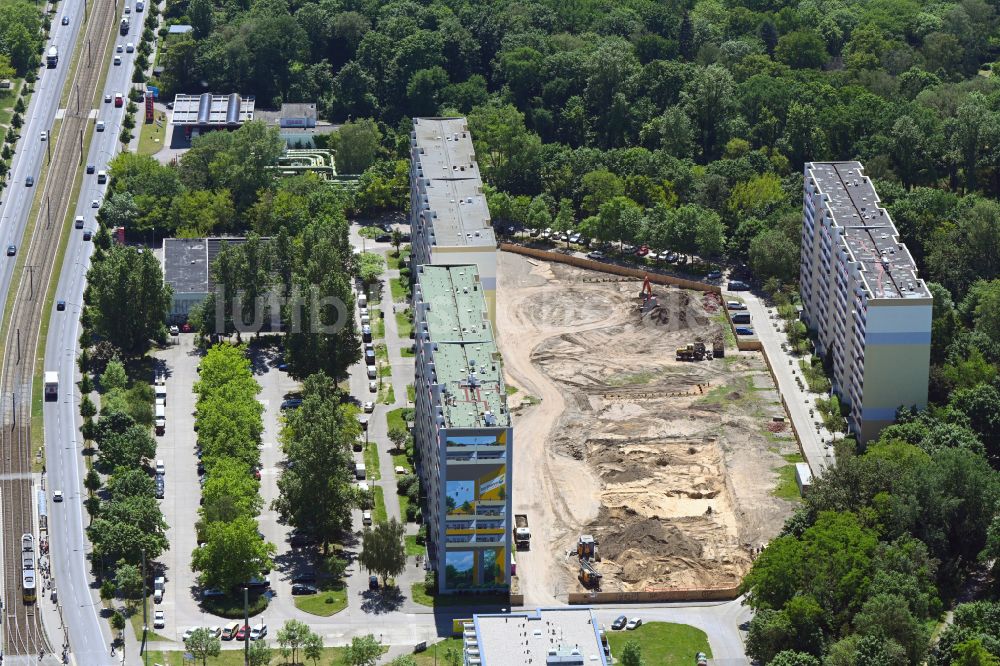 Luftaufnahme Berlin - Baustelle mit Erschließungs-, Grundierungs- und Erdarbeiten mit Aufschüttungen im Ortsteil Friedrichsfelde in Berlin, Deutschland