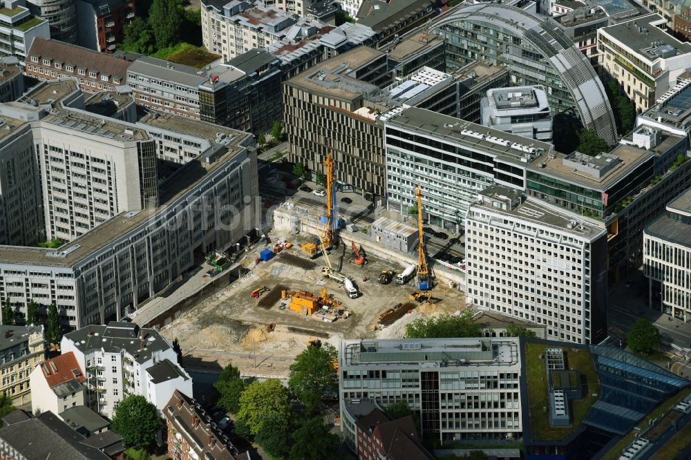 Luftaufnahme Hamburg - Baustelle mit Erschließungs-, Grundierungs- und Erdarbeiten mit Aufschüttungen zum neubau des Springer Quartier zwischen Fuhlenwiete und Axel-Springer-Platz in Hamburg, Deutschland