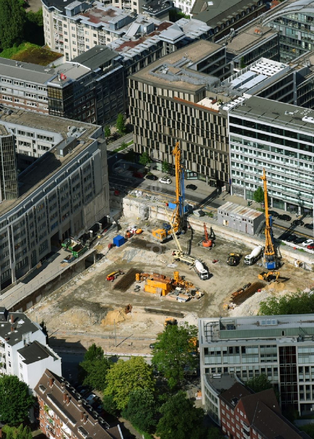 Hamburg von oben - Baustelle mit Erschließungs-, Grundierungs- und Erdarbeiten mit Aufschüttungen zum neubau des Springer Quartier zwischen Fuhlenwiete und Axel-Springer-Platz in Hamburg, Deutschland