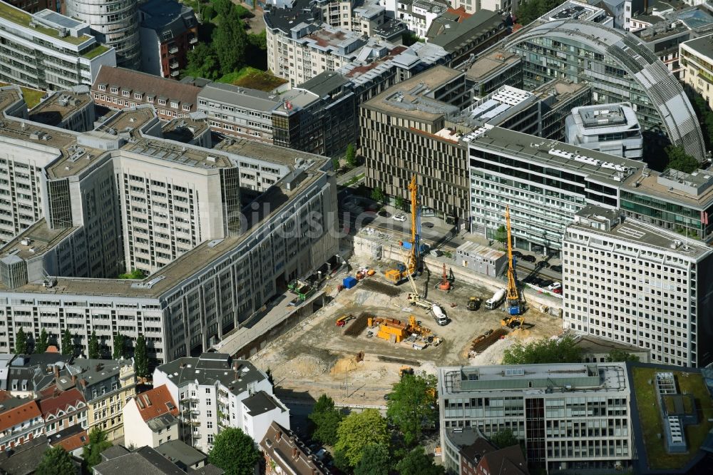 Hamburg aus der Vogelperspektive: Baustelle mit Erschließungs-, Grundierungs- und Erdarbeiten mit Aufschüttungen zum neubau des Springer Quartier zwischen Fuhlenwiete und Axel-Springer-Platz in Hamburg, Deutschland