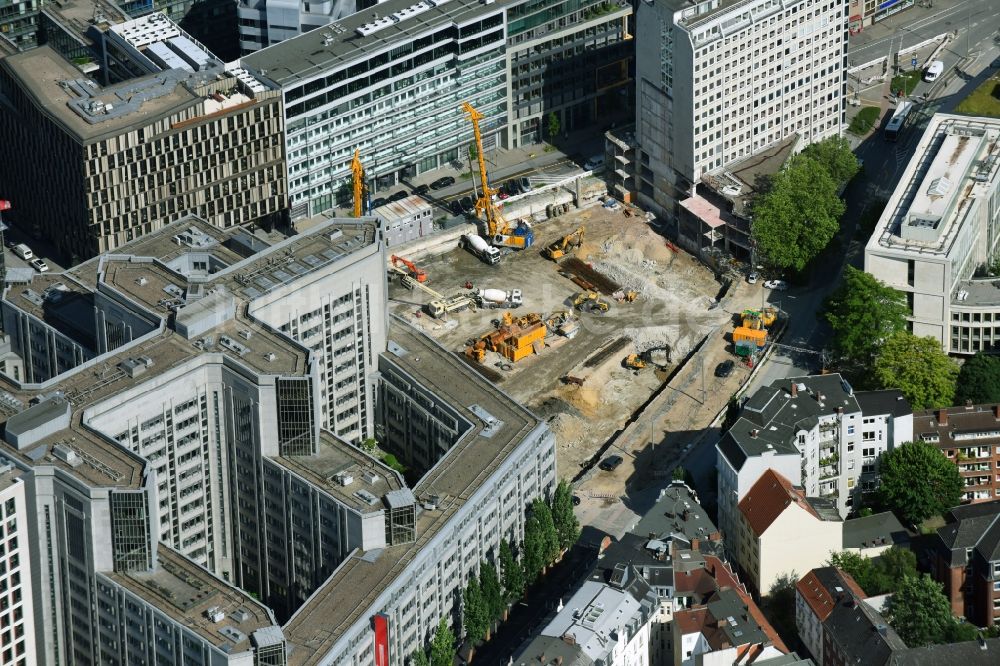 Luftaufnahme Hamburg - Baustelle mit Erschließungs-, Grundierungs- und Erdarbeiten mit Aufschüttungen zum neubau des Springer Quartier zwischen Fuhlenwiete und Axel-Springer-Platz in Hamburg, Deutschland