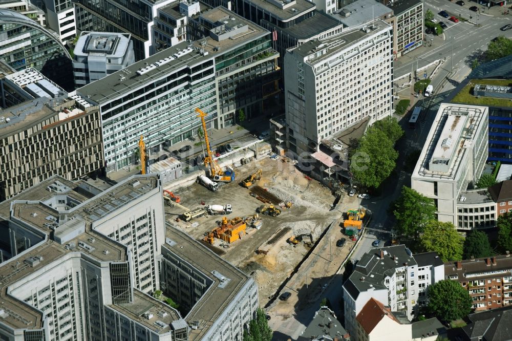 Hamburg von oben - Baustelle mit Erschließungs-, Grundierungs- und Erdarbeiten mit Aufschüttungen zum neubau des Springer Quartier zwischen Fuhlenwiete und Axel-Springer-Platz in Hamburg, Deutschland