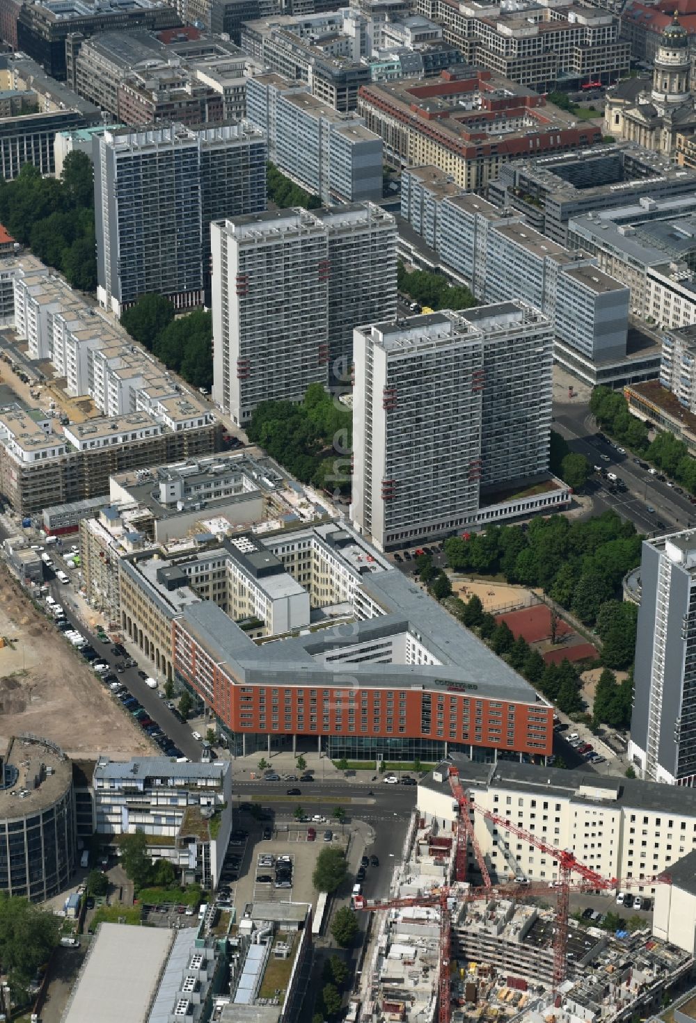 Luftbild Berlin - Baustelle mit Erschließungs - und Pfahlgründungsarbeiten für die Fundamentplatte des Neubaus Axel Springer Campus - OMA an der Krausenstraße - Schützenstraße in Berlin