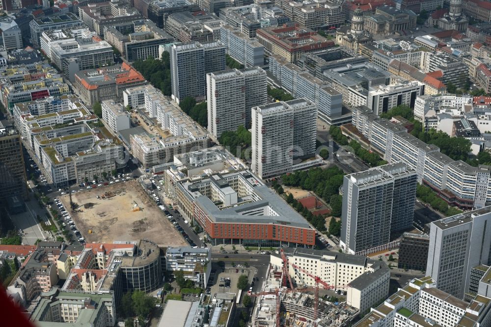 Luftaufnahme Berlin - Baustelle mit Erschließungs - und Pfahlgründungsarbeiten für die Fundamentplatte des Neubaus Axel Springer Campus - OMA an der Krausenstraße - Schützenstraße in Berlin