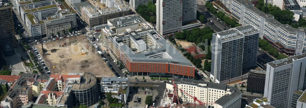 Berlin von oben - Baustelle mit Erschließungs - und Pfahlgründungsarbeiten für die Fundamentplatte des Neubaus Axel Springer Campus - OMA an der Krausenstraße - Schützenstraße in Berlin