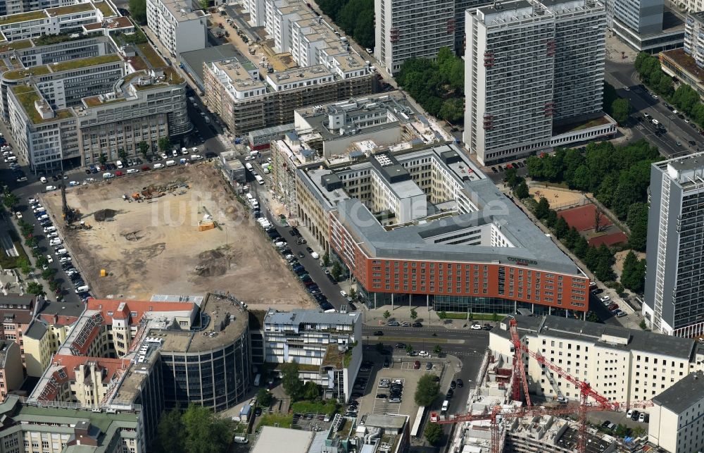 Berlin aus der Vogelperspektive: Baustelle mit Erschließungs - und Pfahlgründungsarbeiten für die Fundamentplatte des Neubaus Axel Springer Campus - OMA an der Krausenstraße - Schützenstraße in Berlin