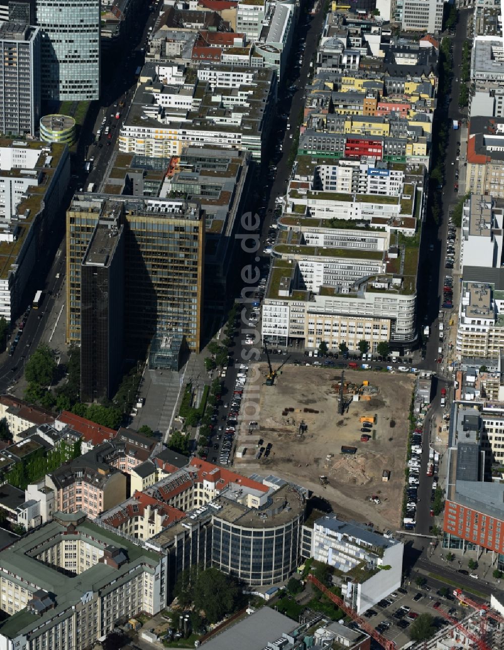 Berlin von oben - Baustelle mit Erschließungs - und Pfahlgründungsarbeiten für die Fundamentplatte des Neubaus Axel Springer Campus - OMA an der Krausenstraße - Schützenstraße in Berlin