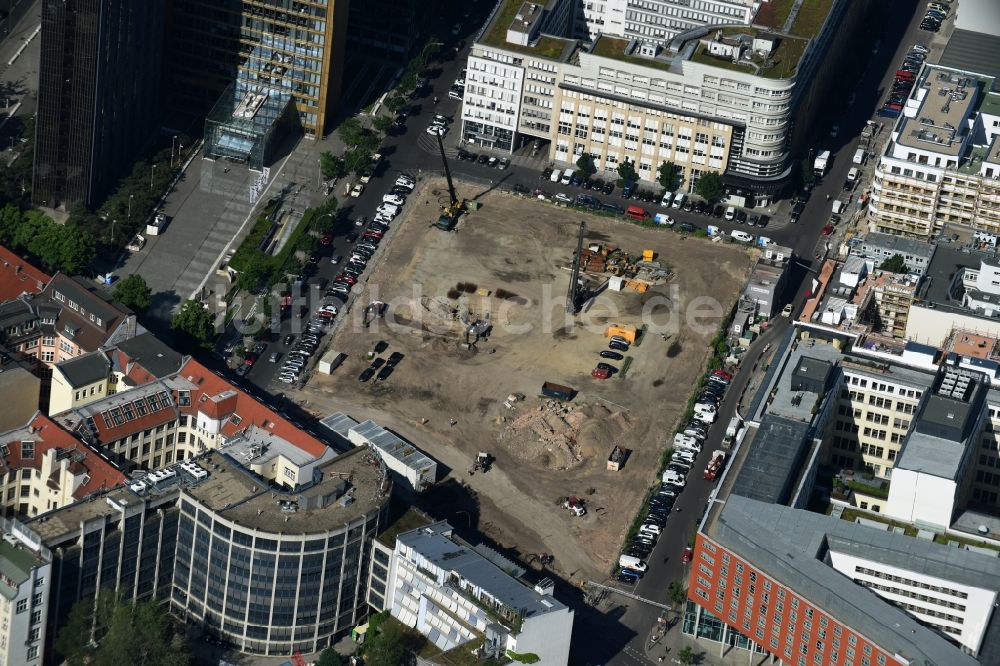 Berlin aus der Vogelperspektive: Baustelle mit Erschließungs - und Pfahlgründungsarbeiten für die Fundamentplatte des Neubaus Axel Springer Campus - OMA an der Krausenstraße - Schützenstraße in Berlin