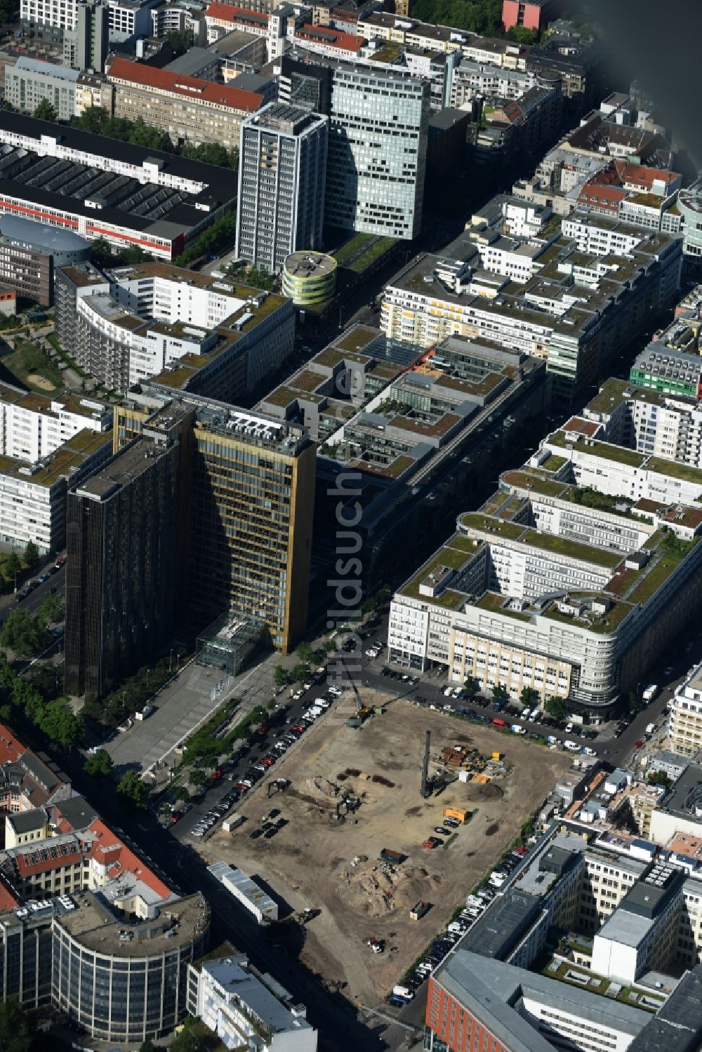 Berlin von oben - Baustelle mit Erschließungs - und Pfahlgründungsarbeiten für die Fundamentplatte des Neubaus Axel Springer Campus - OMA an der Krausenstraße - Schützenstraße in Berlin