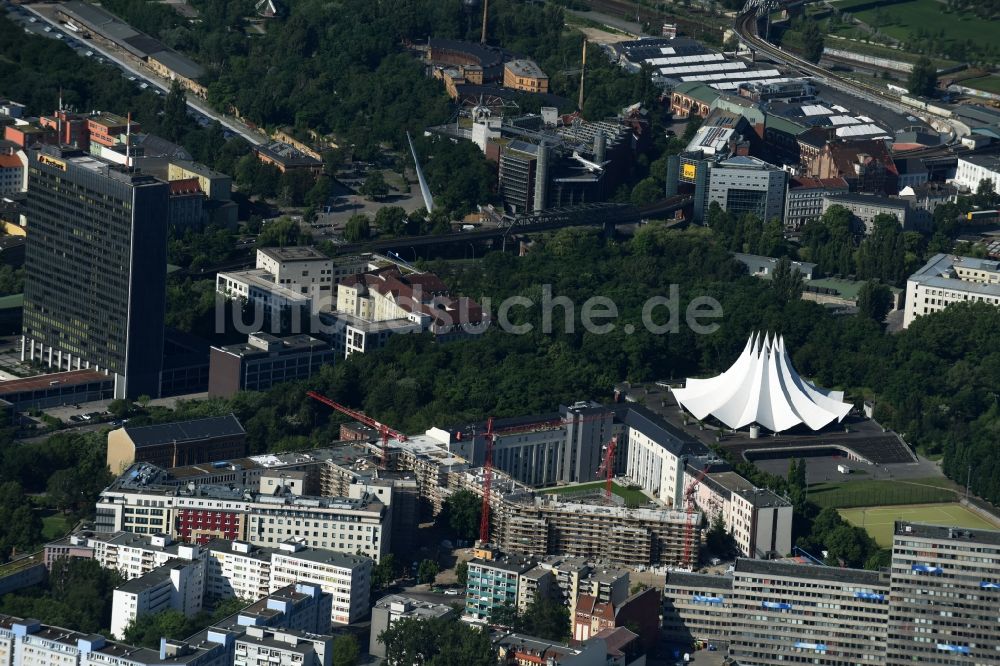 Berlin aus der Vogelperspektive: Baustelle mit Erschließungs - und Pfahlgründungsarbeiten für die Fundamentplatte des Neubaus Axel Springer Campus - OMA an der Krausenstraße - Schützenstraße in Berlin