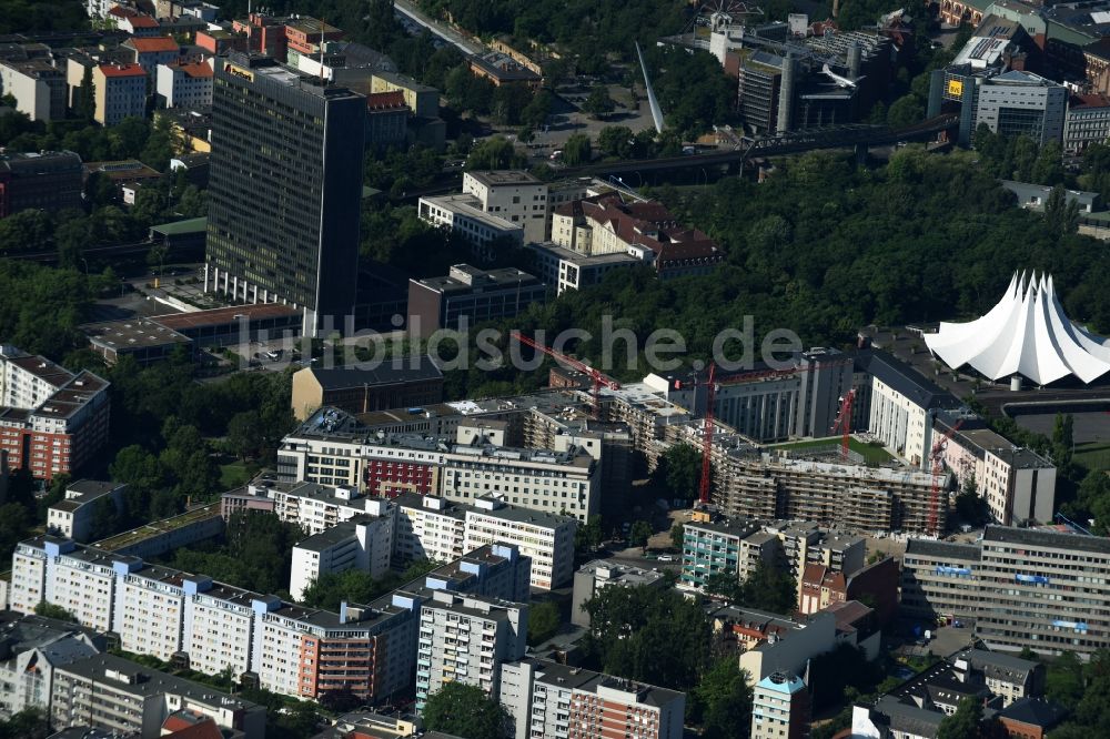 Luftbild Berlin - Baustelle mit Erschließungs - und Pfahlgründungsarbeiten für die Fundamentplatte des Neubaus Axel Springer Campus - OMA an der Krausenstraße - Schützenstraße in Berlin