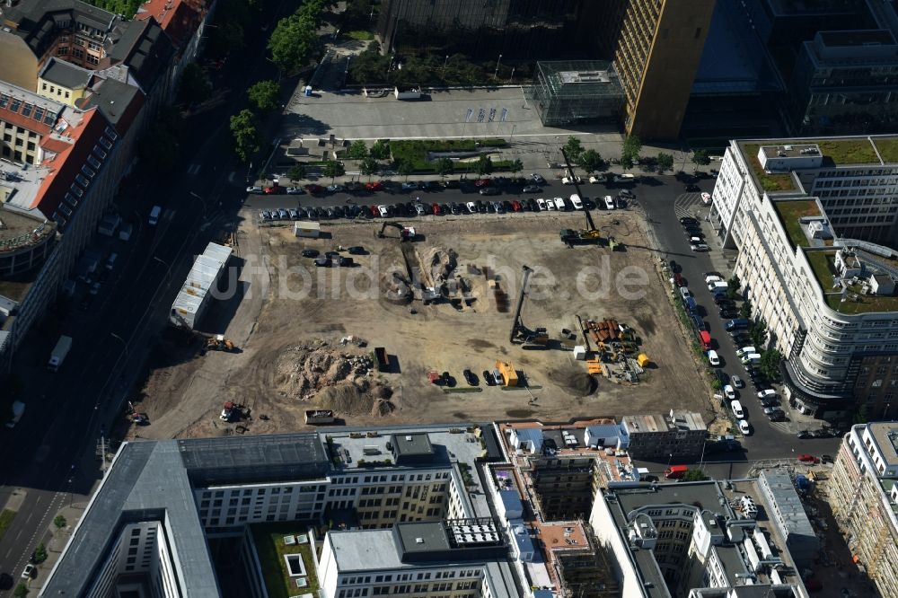 Berlin von oben - Baustelle mit Erschließungs - und Pfahlgründungsarbeiten für die Fundamentplatte des Neubaus Axel Springer Campus - OMA an der Krausenstraße - Schützenstraße in Berlin