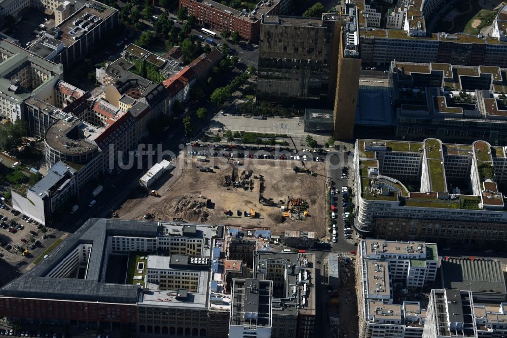 Berlin aus der Vogelperspektive: Baustelle mit Erschließungs - und Pfahlgründungsarbeiten für die Fundamentplatte des Neubaus Axel Springer Campus - OMA an der Krausenstraße - Schützenstraße in Berlin