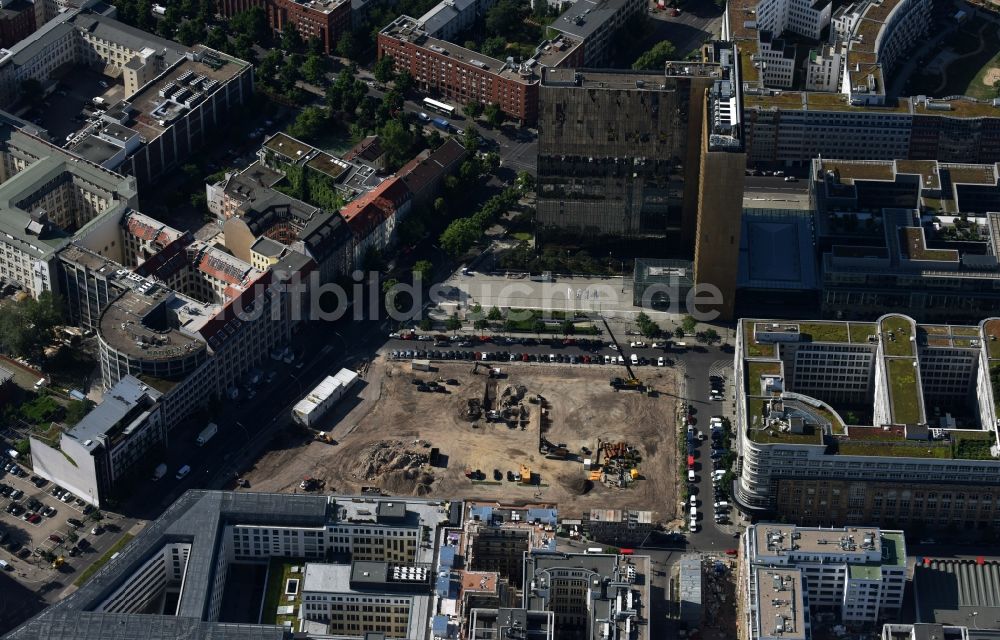 Luftbild Berlin - Baustelle mit Erschließungs - und Pfahlgründungsarbeiten für die Fundamentplatte des Neubaus Axel Springer Campus - OMA an der Krausenstraße - Schützenstraße in Berlin