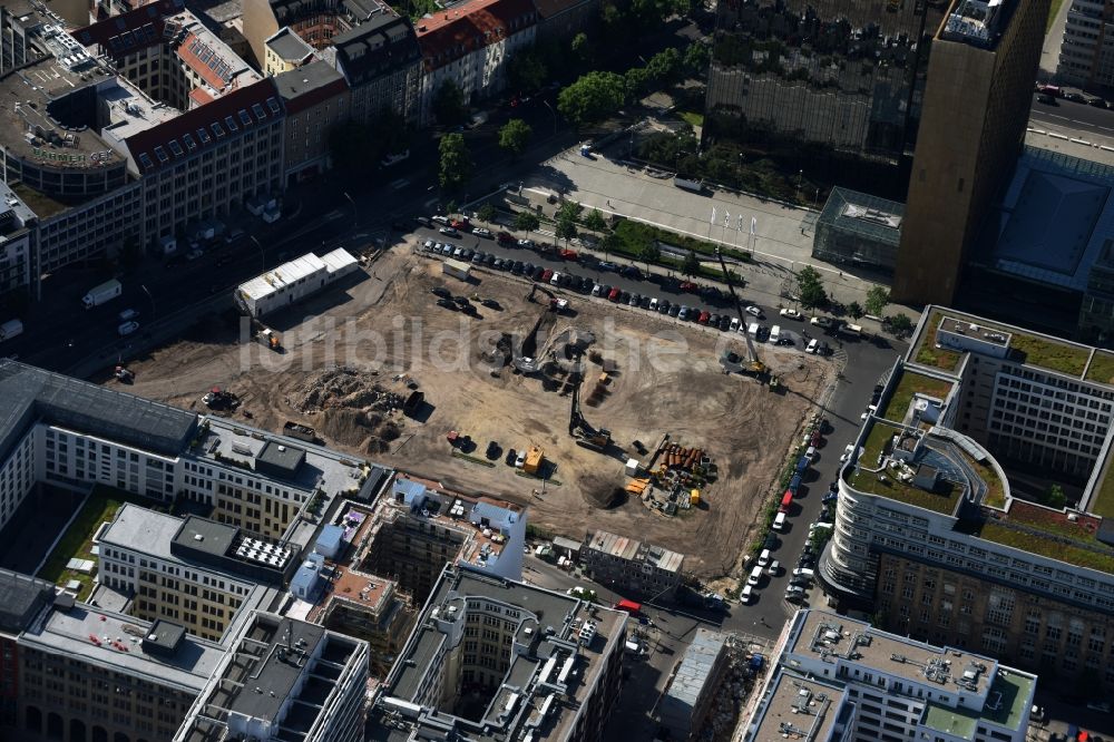 Luftaufnahme Berlin - Baustelle mit Erschließungs - und Pfahlgründungsarbeiten für die Fundamentplatte des Neubaus Axel Springer Campus - OMA an der Krausenstraße - Schützenstraße in Berlin