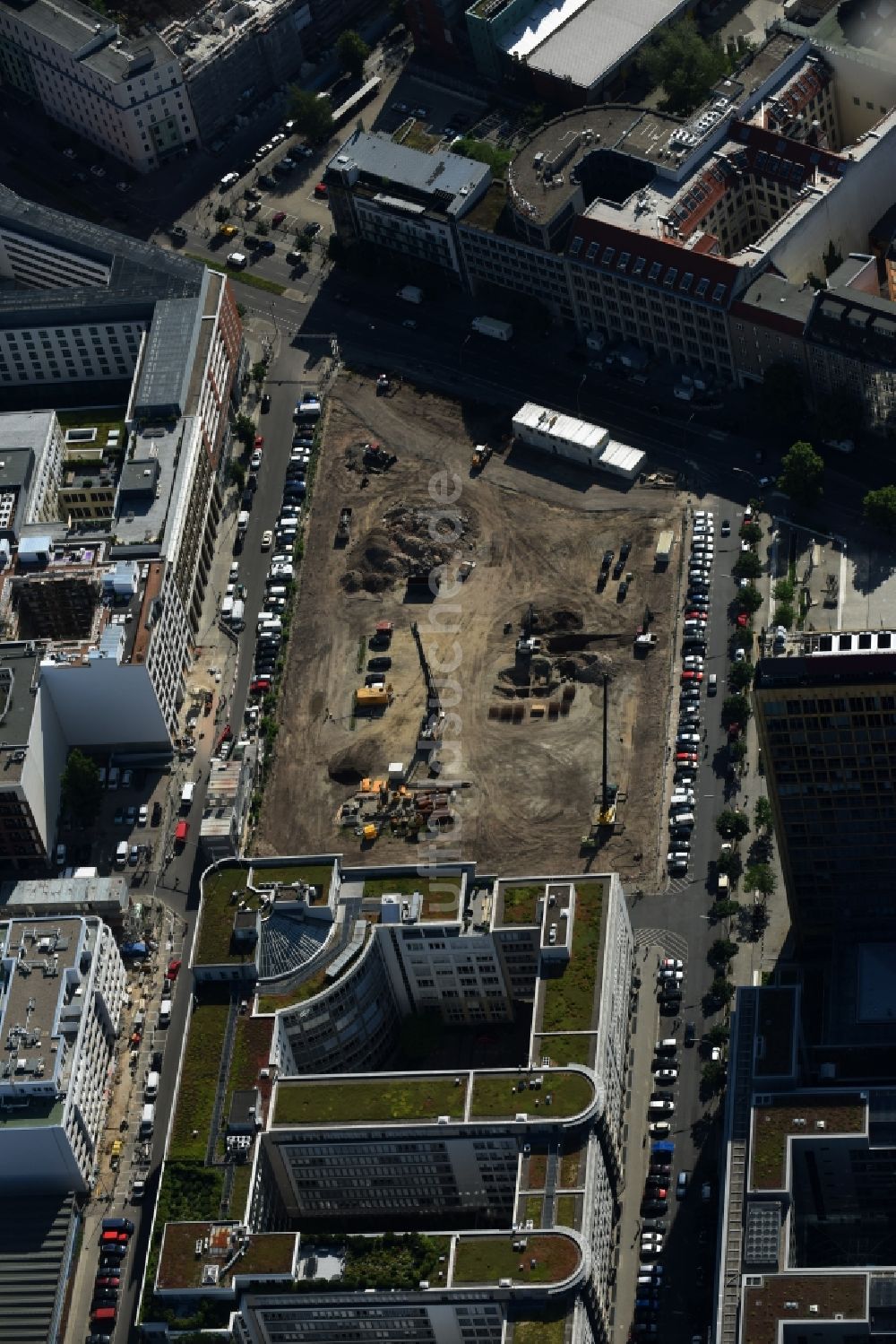 Berlin von oben - Baustelle mit Erschließungs - und Pfahlgründungsarbeiten für die Fundamentplatte des Neubaus Axel Springer Campus - OMA an der Krausenstraße - Schützenstraße in Berlin