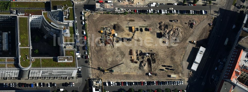 Berlin aus der Vogelperspektive: Baustelle mit Erschließungs - und Pfahlgründungsarbeiten für die Fundamentplatte des Neubaus Axel Springer Campus - OMA an der Krausenstraße - Schützenstraße in Berlin