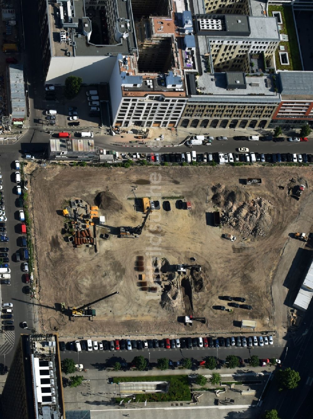 Luftbild Berlin - Baustelle mit Erschließungs - und Pfahlgründungsarbeiten für die Fundamentplatte des Neubaus Axel Springer Campus - OMA an der Krausenstraße - Schützenstraße in Berlin