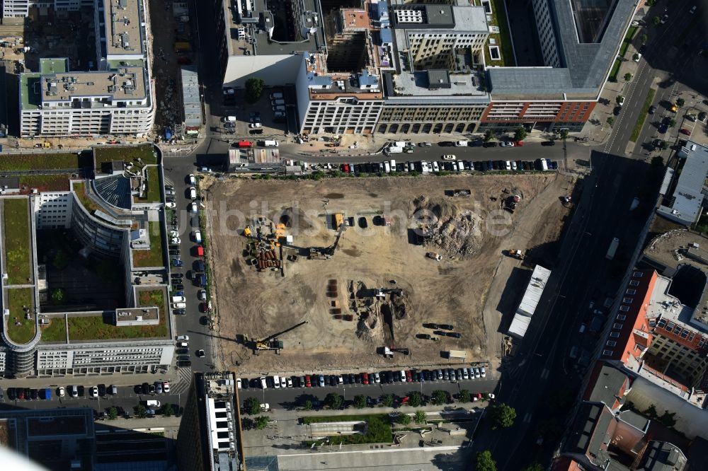 Luftaufnahme Berlin - Baustelle mit Erschließungs - und Pfahlgründungsarbeiten für die Fundamentplatte des Neubaus Axel Springer Campus - OMA an der Krausenstraße - Schützenstraße in Berlin