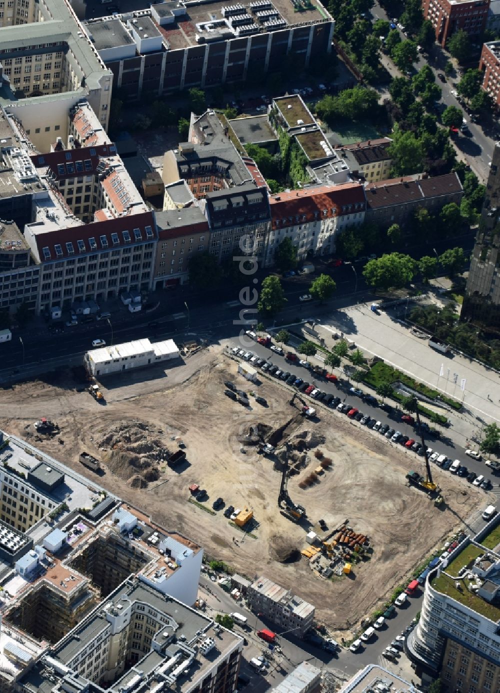 Berlin aus der Vogelperspektive: Baustelle mit Erschließungs - und Pfahlgründungsarbeiten für die Fundamentplatte des Neubaus Axel Springer Campus - OMA an der Krausenstraße - Schützenstraße in Berlin