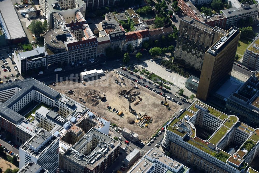 Luftbild Berlin - Baustelle mit Erschließungs - und Pfahlgründungsarbeiten für die Fundamentplatte des Neubaus Axel Springer Campus - OMA an der Krausenstraße - Schützenstraße in Berlin