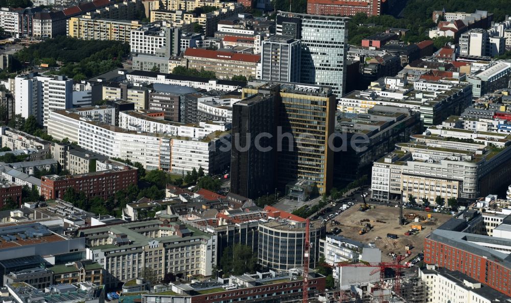 Luftbild Berlin - Baustelle mit Erschließungs - und Pfahlgründungsarbeiten für die Fundamentplatte des Neubaus Axel Springer Campus - OMA an der Krausenstraße - Schützenstraße in Berlin