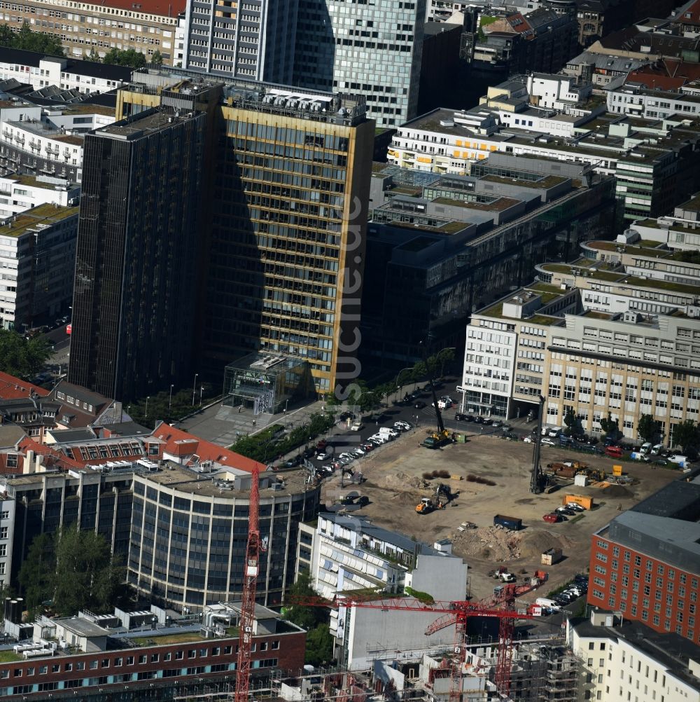 Luftaufnahme Berlin - Baustelle mit Erschließungs - und Pfahlgründungsarbeiten für die Fundamentplatte des Neubaus Axel Springer Campus - OMA an der Krausenstraße - Schützenstraße in Berlin