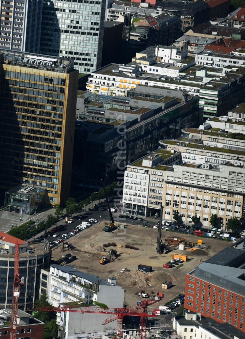 Berlin von oben - Baustelle mit Erschließungs - und Pfahlgründungsarbeiten für die Fundamentplatte des Neubaus Axel Springer Campus - OMA an der Krausenstraße - Schützenstraße in Berlin