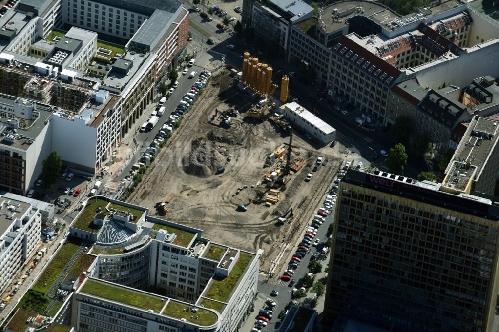 Berlin von oben - Baustelle mit Erschließungs - und Pfahlgründungsarbeiten für die Fundamentplatte des Neubaus Axel Springer Campus - OMA an der Krausenstraße - Schützenstraße in Berlin