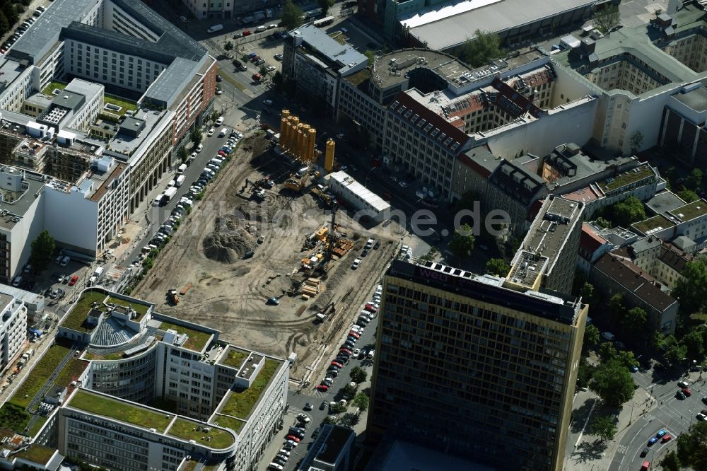 Berlin aus der Vogelperspektive: Baustelle mit Erschließungs - und Pfahlgründungsarbeiten für die Fundamentplatte des Neubaus Axel Springer Campus - OMA an der Krausenstraße - Schützenstraße in Berlin