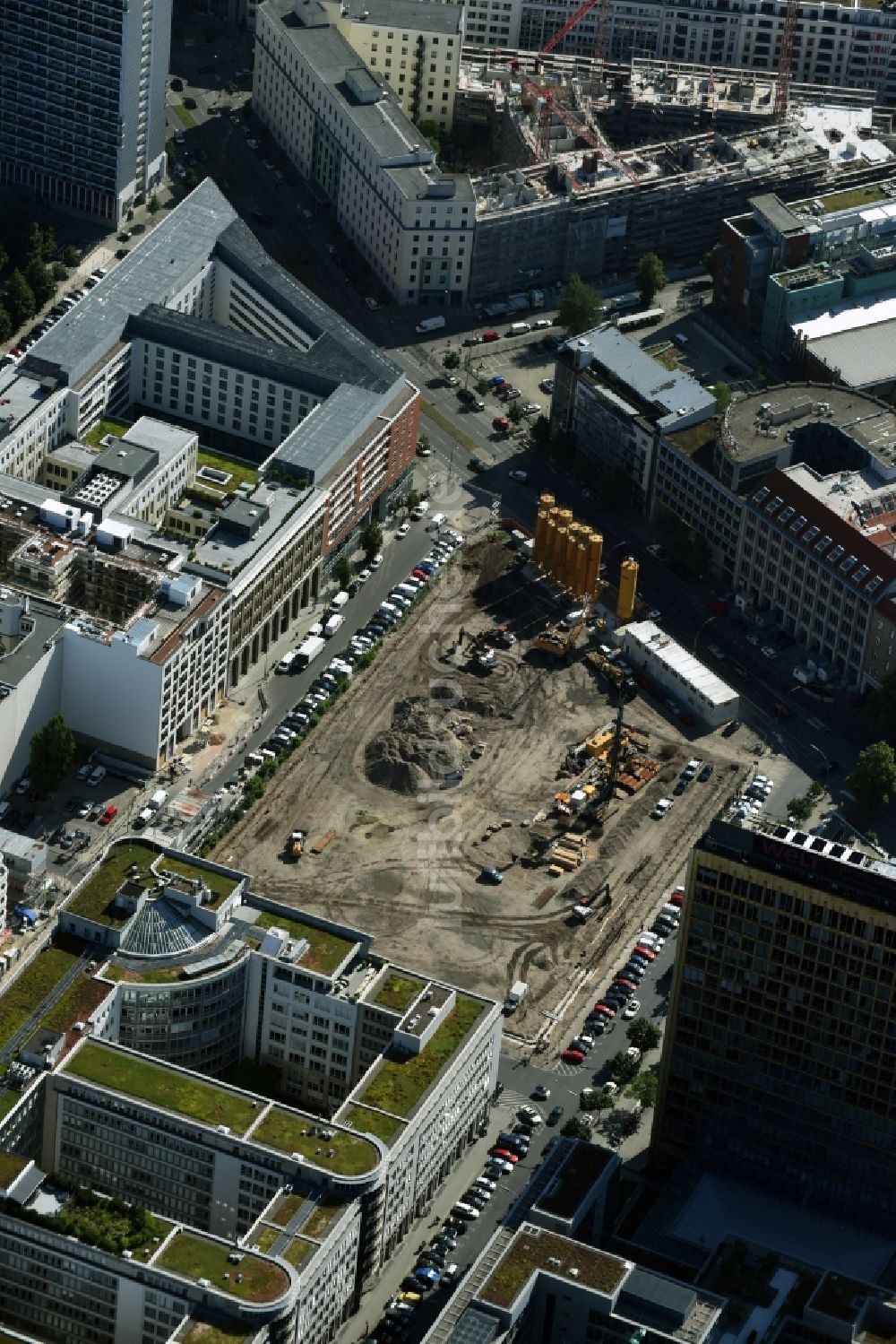 Luftbild Berlin - Baustelle mit Erschließungs - und Pfahlgründungsarbeiten für die Fundamentplatte des Neubaus Axel Springer Campus - OMA an der Krausenstraße - Schützenstraße in Berlin