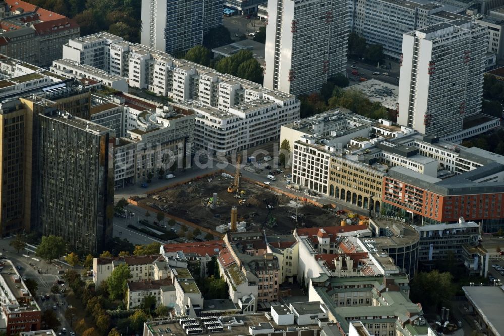 Luftbild Berlin - Baustelle mit Erschließungs - und Pfahlgründungsarbeiten für die Fundamentplatte des Neubaus Axel Springer Campus - OMA an der Krausenstraße - Schützenstraße in Berlin