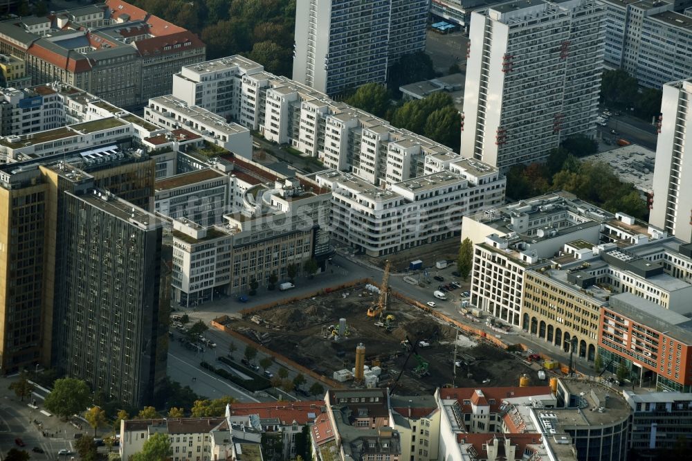 Luftaufnahme Berlin - Baustelle mit Erschließungs - und Pfahlgründungsarbeiten für die Fundamentplatte des Neubaus Axel Springer Campus - OMA an der Krausenstraße - Schützenstraße in Berlin