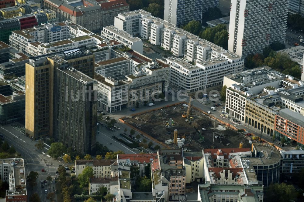 Berlin von oben - Baustelle mit Erschließungs - und Pfahlgründungsarbeiten für die Fundamentplatte des Neubaus Axel Springer Campus - OMA an der Krausenstraße - Schützenstraße in Berlin