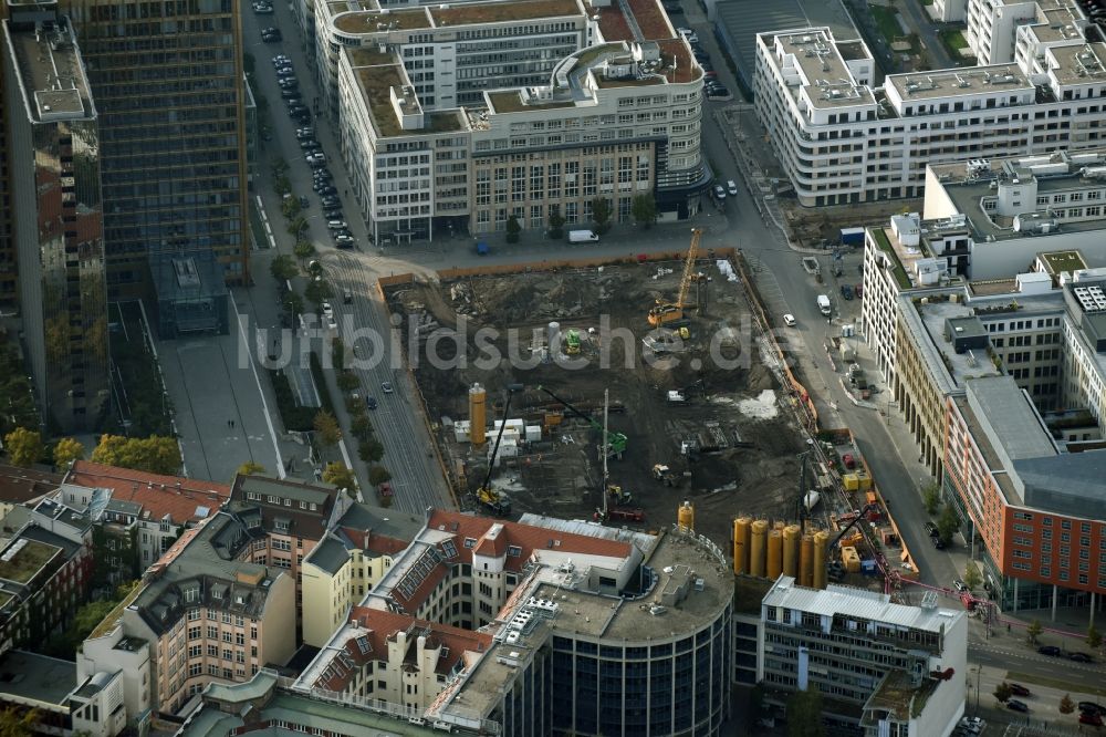 Berlin aus der Vogelperspektive: Baustelle mit Erschließungs - und Pfahlgründungsarbeiten für die Fundamentplatte des Neubaus Axel Springer Campus - OMA an der Krausenstraße - Schützenstraße in Berlin