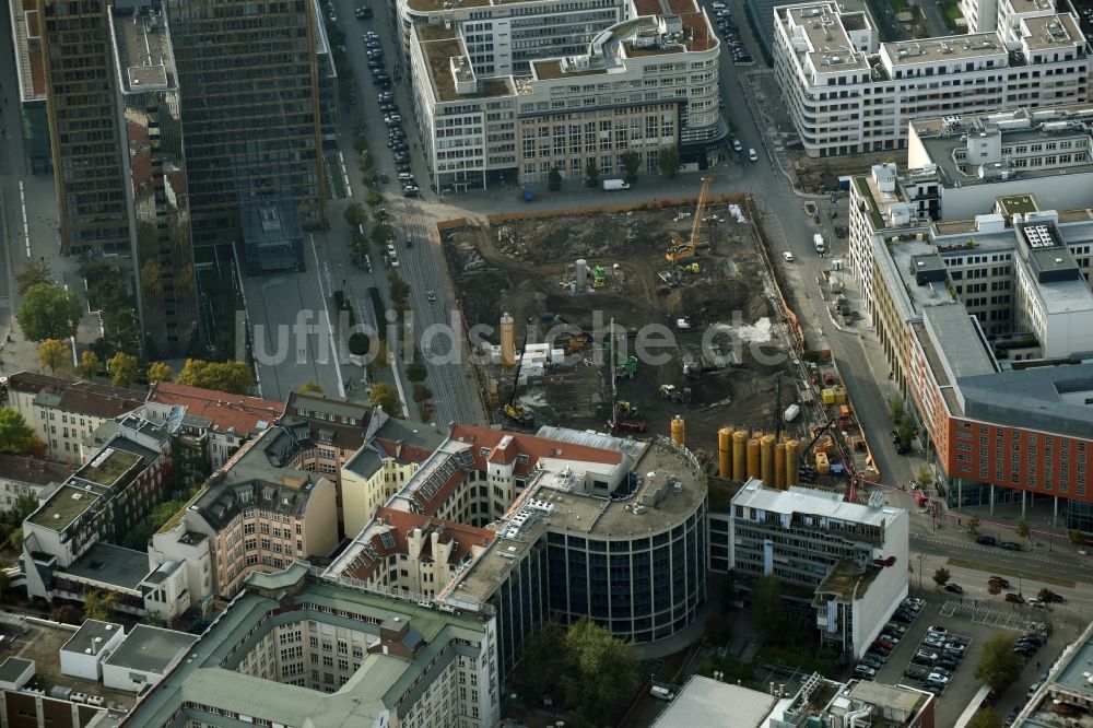 Luftbild Berlin - Baustelle mit Erschließungs - und Pfahlgründungsarbeiten für die Fundamentplatte des Neubaus Axel Springer Campus - OMA an der Krausenstraße - Schützenstraße in Berlin