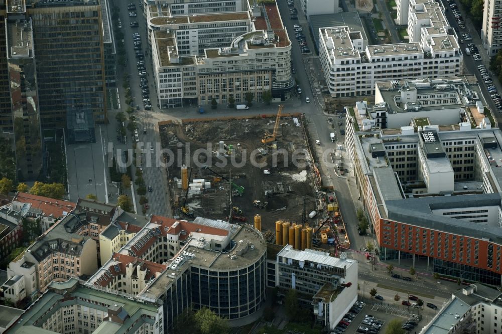 Luftaufnahme Berlin - Baustelle mit Erschließungs - und Pfahlgründungsarbeiten für die Fundamentplatte des Neubaus Axel Springer Campus - OMA an der Krausenstraße - Schützenstraße in Berlin